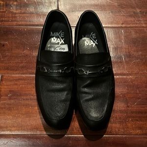 Mike & Max boys dress shoes with silver hardware. Size 34 European